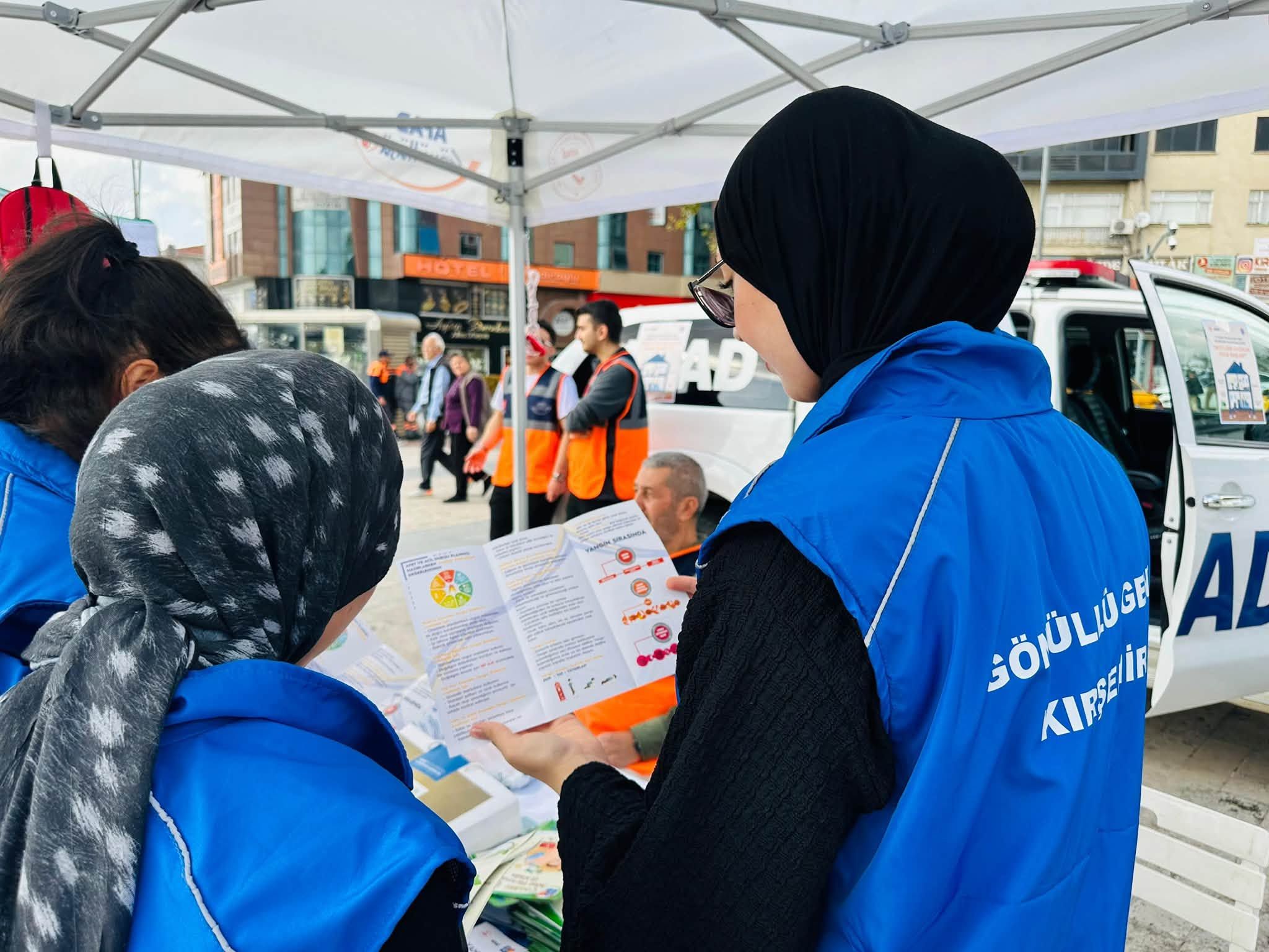 Kırşehir’de Afad Standında Afet Risklerine Karşı Farkındalık Oluşturuldu 4