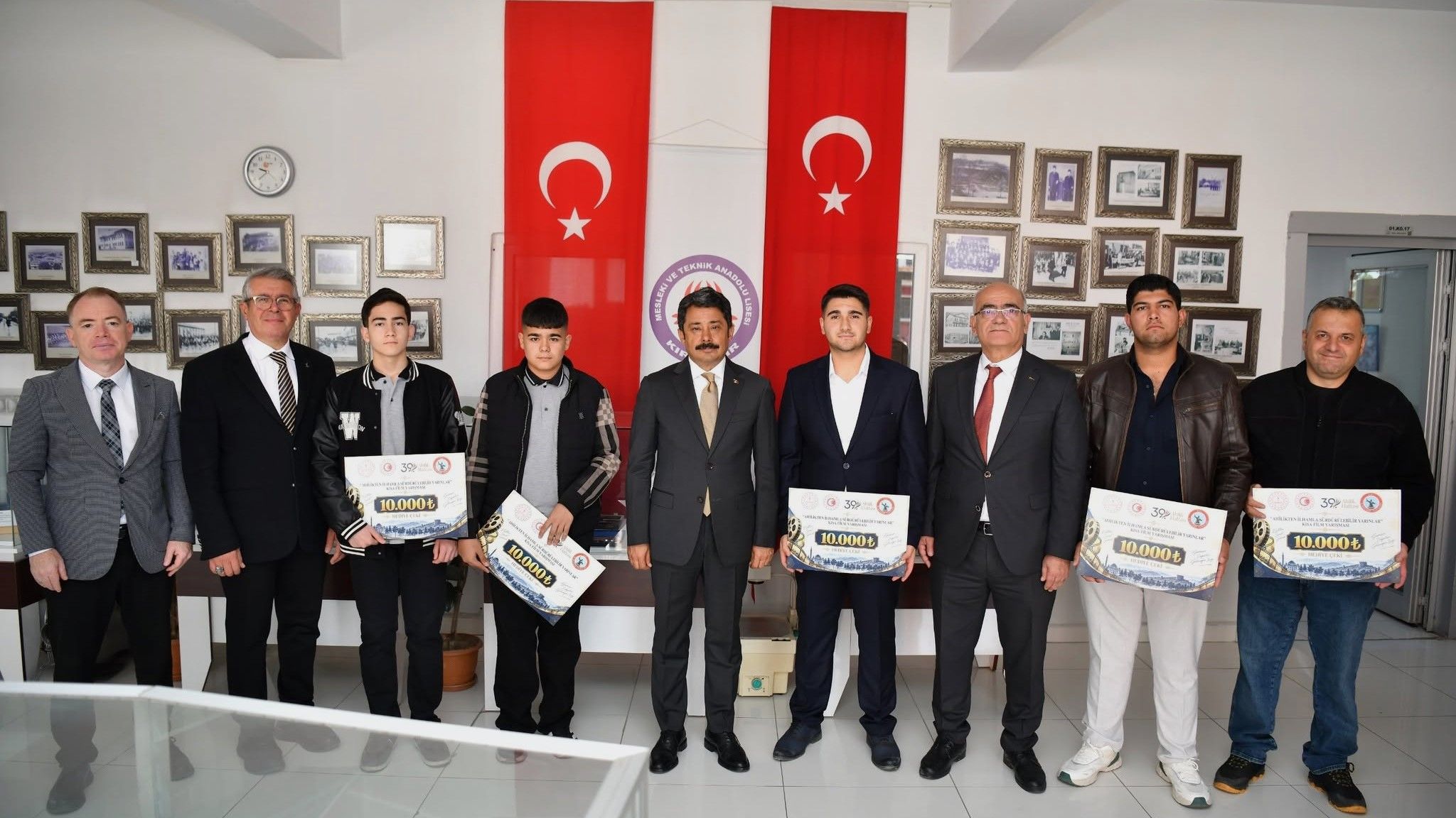 Kırşehir'de AHİ NEFESİ sevinci! Vali Demiryürek başarılı öğrenci ve öğretmenleri ödüllendirdi