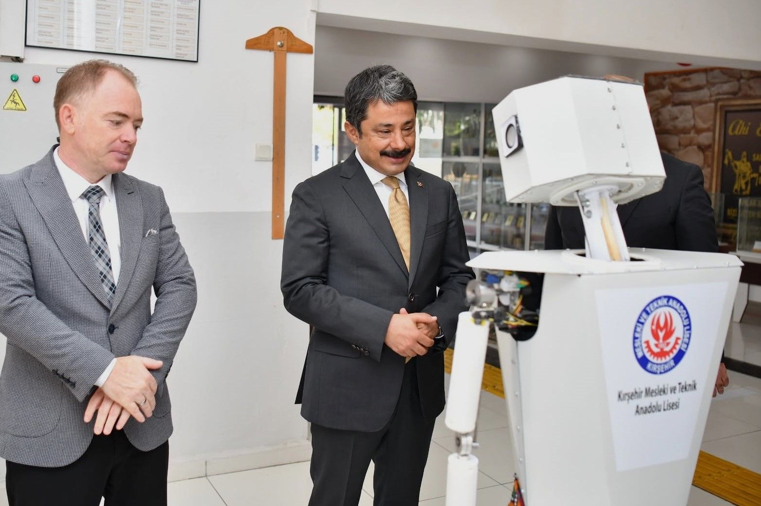 Kırşehir'de Ahi̇ Nefesi̇ Sevinci! Vali Demiryürek Başarılı Öğrenci Ve Öğretmenleri Ödüllendirdi (12)
