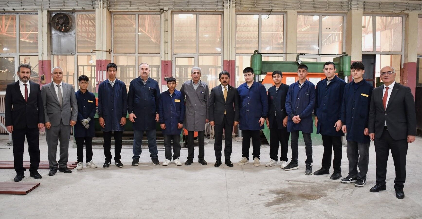 Kırşehir'de Ahi̇ Nefesi̇ Sevinci! Vali Demiryürek Başarılı Öğrenci Ve Öğretmenleri Ödüllendirdi (4)