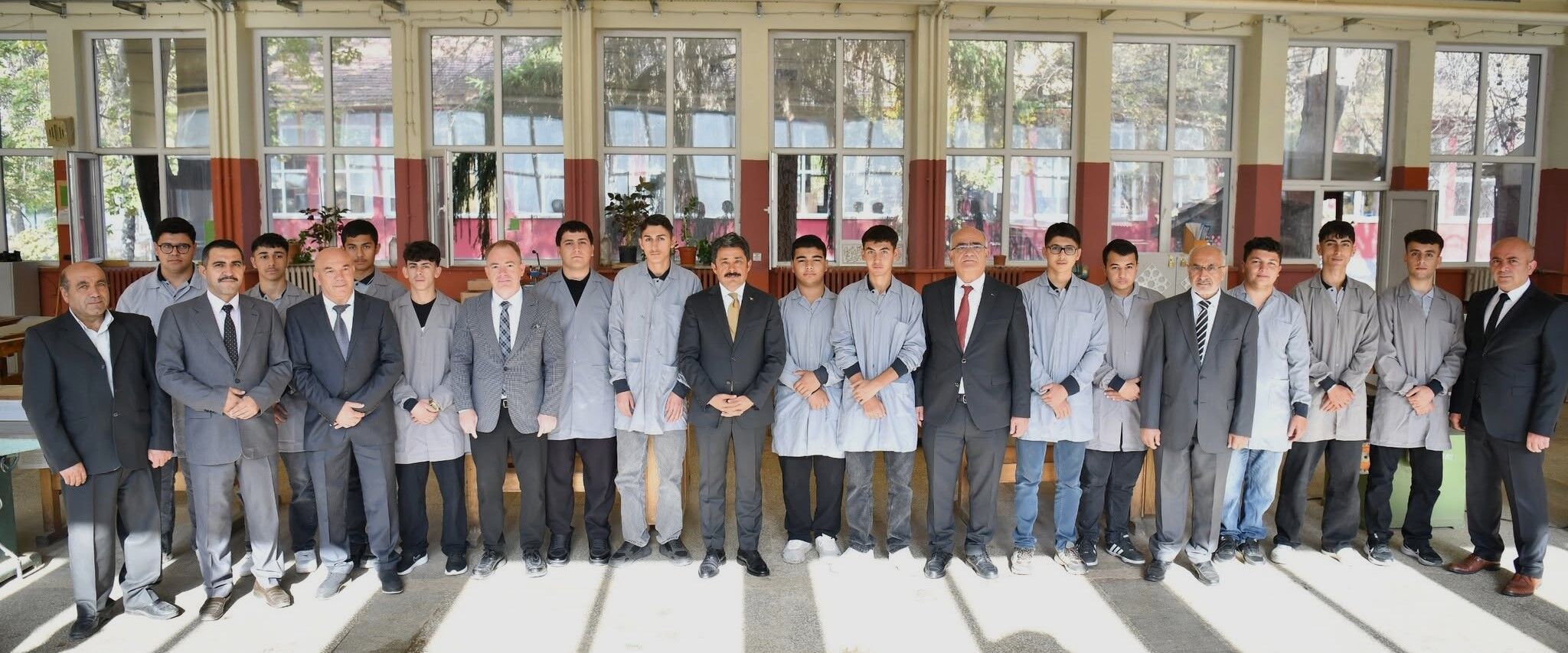Kırşehir'de Ahi̇ Nefesi̇ Sevinci! Vali Demiryürek Başarılı Öğrenci Ve Öğretmenleri Ödüllendirdi (5)