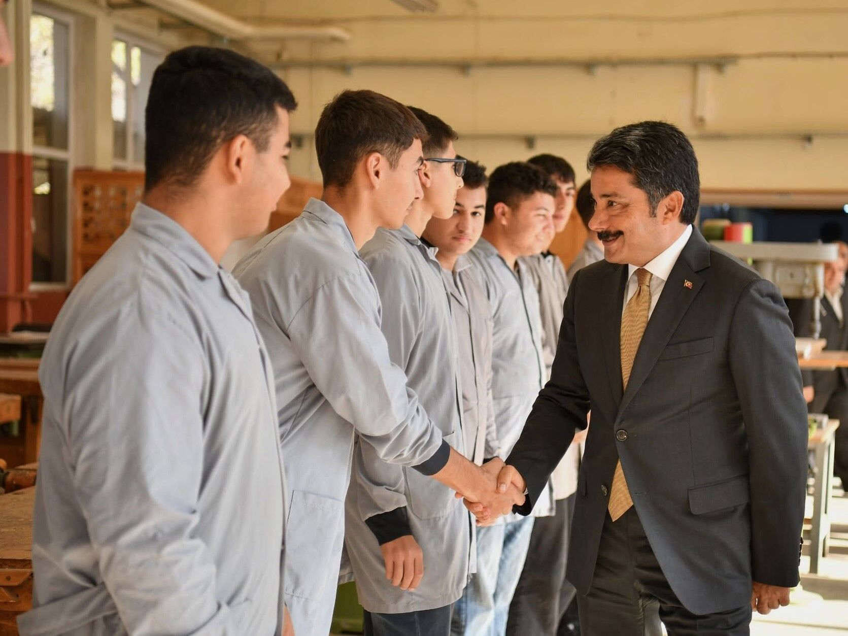 Kırşehir'de Ahi̇ Nefesi̇ Sevinci! Vali Demiryürek Başarılı Öğrenci Ve Öğretmenleri Ödüllendirdi (6)