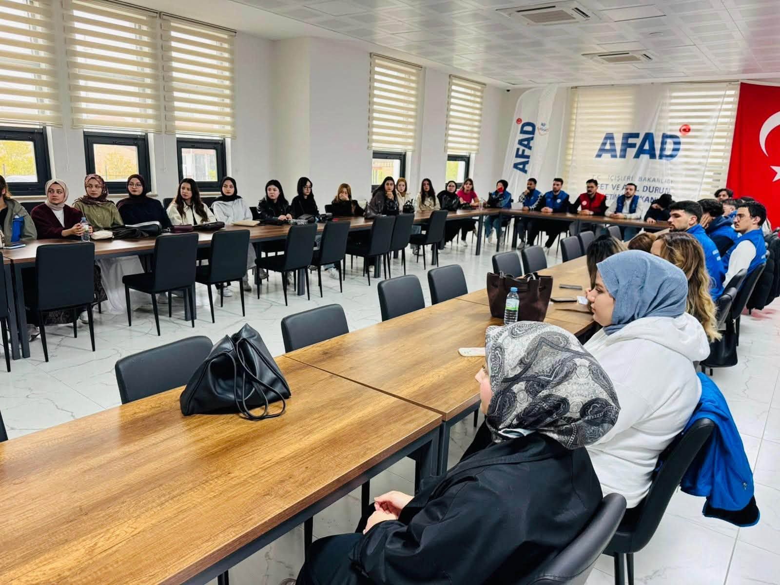 Kırşehir’de Cacabey Gençlik Merkezi Gönüllülerine Afet Eğitimi 2