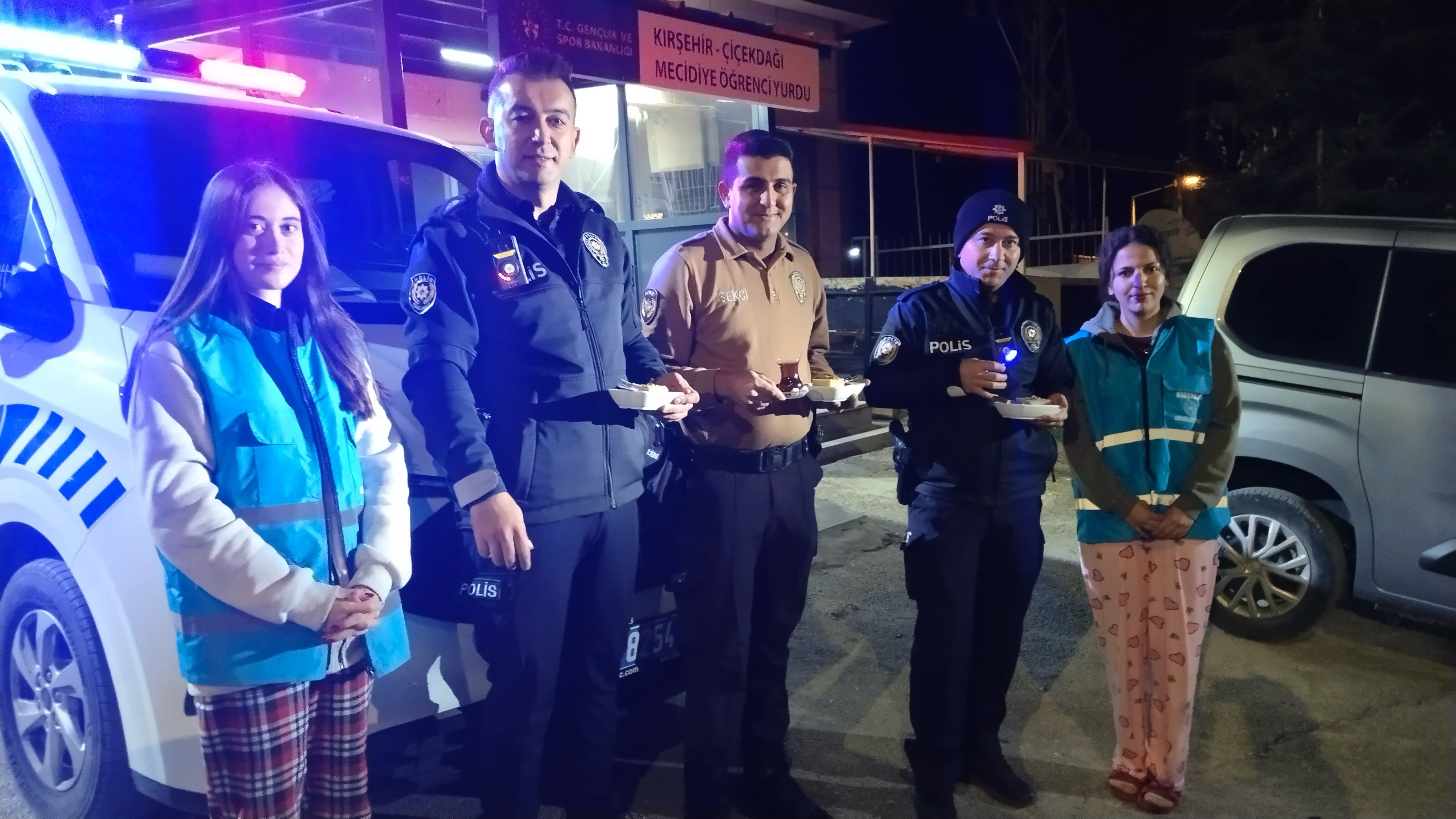 Kırşehir’de Gençlerden Polislere Anlamlı Teşekkür! 2 (1)