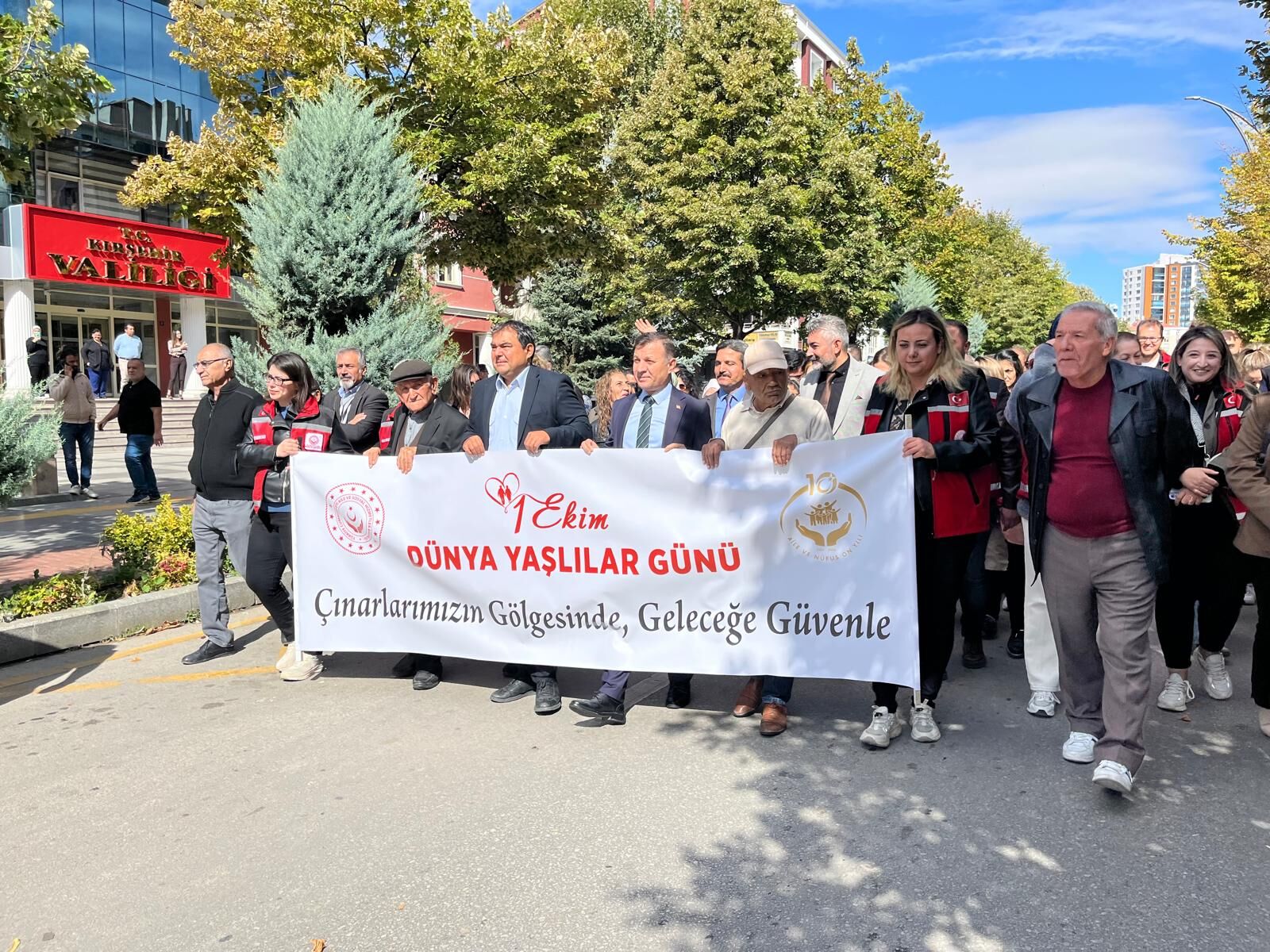 Kırşehir’de yaşlılar ve gençler aynı kortejde buluştu, eğlence meydanlara taştı