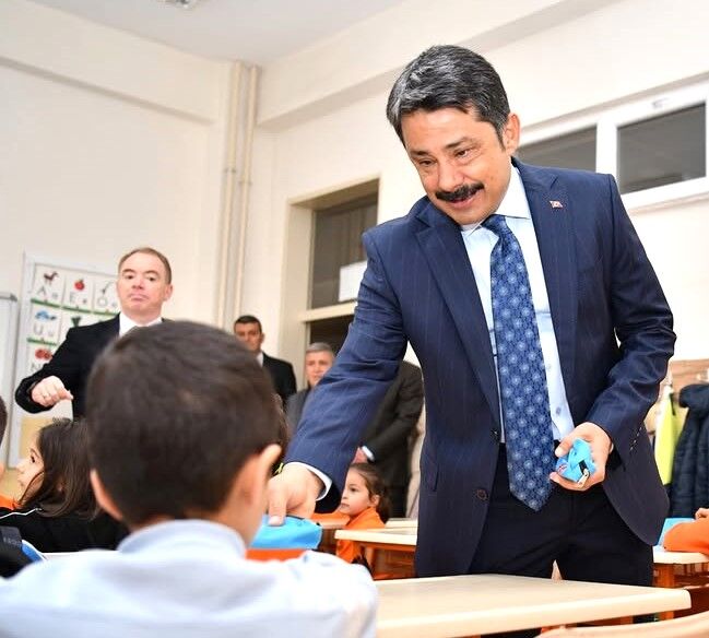 Kırşehir’de Yeni Haftaya Bayrak Coşkusuyla Başlandı Vali Demiryürek, Öğrencilerle Buluştu (2)