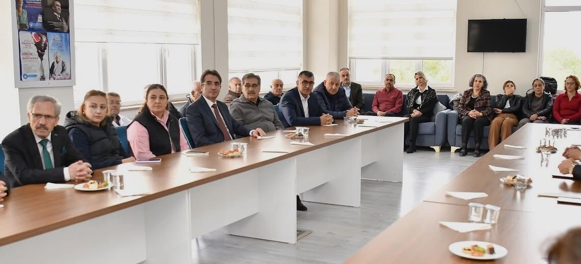 Kırşehir’de Yeni Haftaya Bayrak Coşkusuyla Başlandı Vali Demiryürek, Öğrencilerle Buluştu (3)