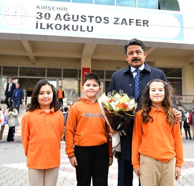 Kırşehir’de Yeni Haftaya Bayrak Coşkusuyla Başlandı Vali Demiryürek, Öğrencilerle Buluştu (4)