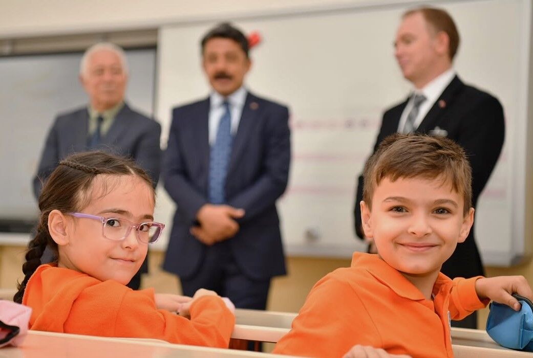 Kırşehir’de Yeni Haftaya Bayrak Coşkusuyla Başlandı Vali Demiryürek, Öğrencilerle Buluştu (5)