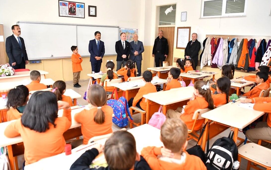 Kırşehir’de Yeni Haftaya Bayrak Coşkusuyla Başlandı Vali Demiryürek, Öğrencilerle Buluştu (6)