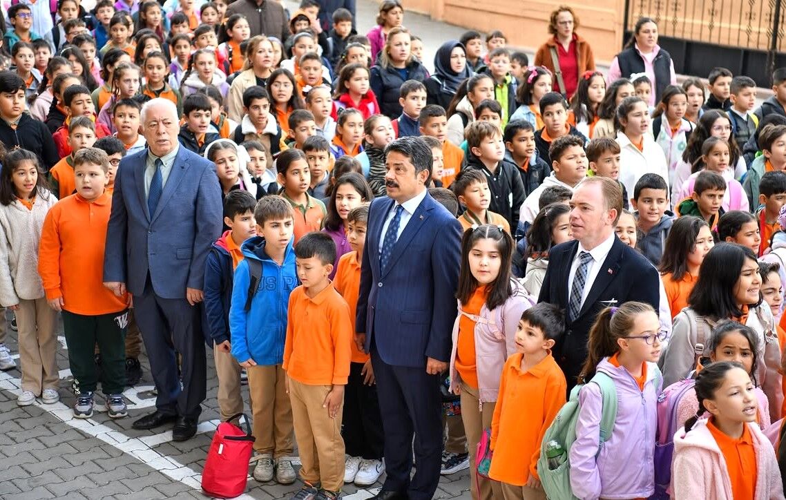 Kırşehir’de Yeni Haftaya Bayrak Coşkusuyla Başlandı Vali Demiryürek, Öğrencilerle Buluştu (8)