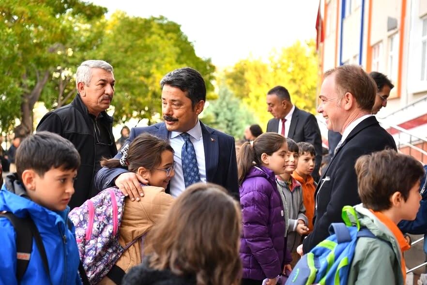 Kırşehir’de Yeni Haftaya Bayrak Coşkusuyla Başlandı Vali Demiryürek, Öğrencilerle Buluştu (9)