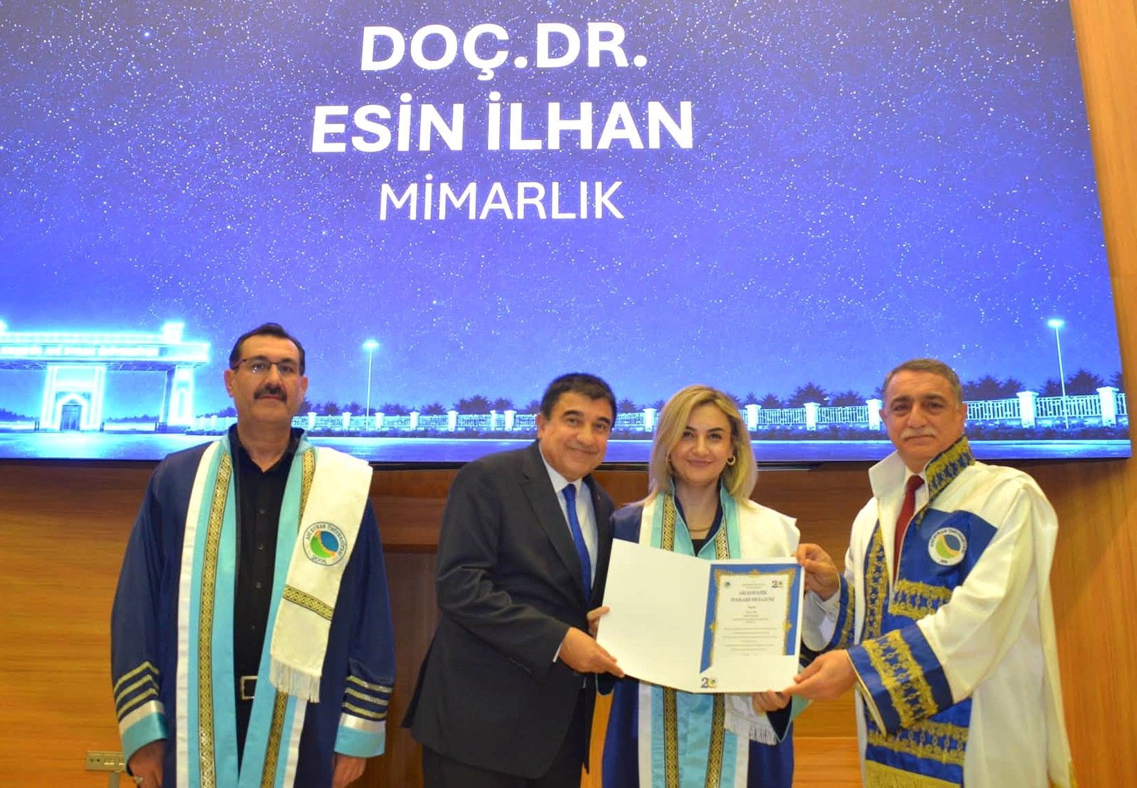 Milletvekili İlhan, Eşinin Doçentlik Gururuna Ortak Oldu (1)