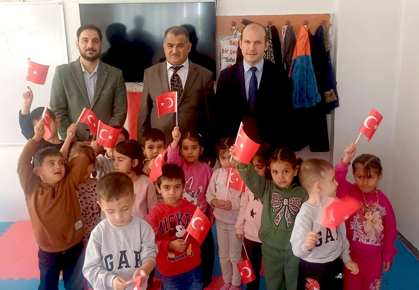 Minik Öğrenciler Kaymakam Bayram’a Sürpriz Karşılama (1)
