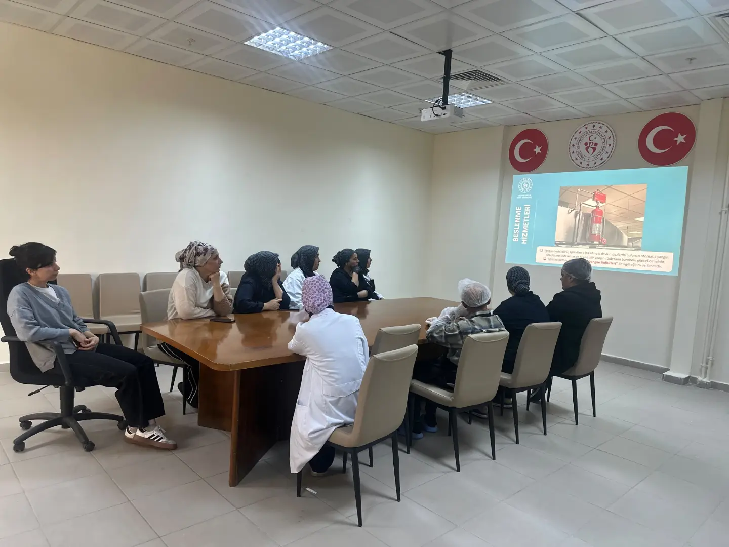 Mucur’da yurt personeline beslenme hizmeti eğitimi verildi