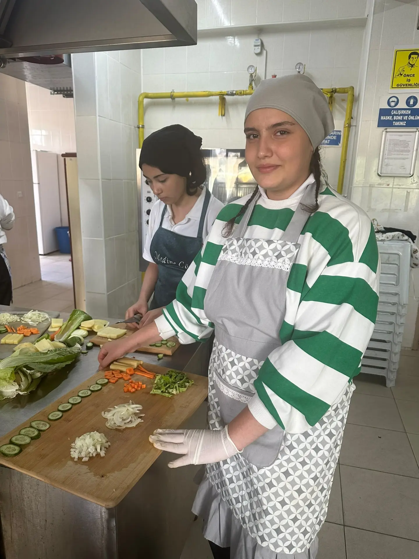 🔪👩 🍳 Temel Mutfak Ve Servis Becerileri Dersiöğrencilerimizle Dersimizde Doğrama Tekniklerini (9)