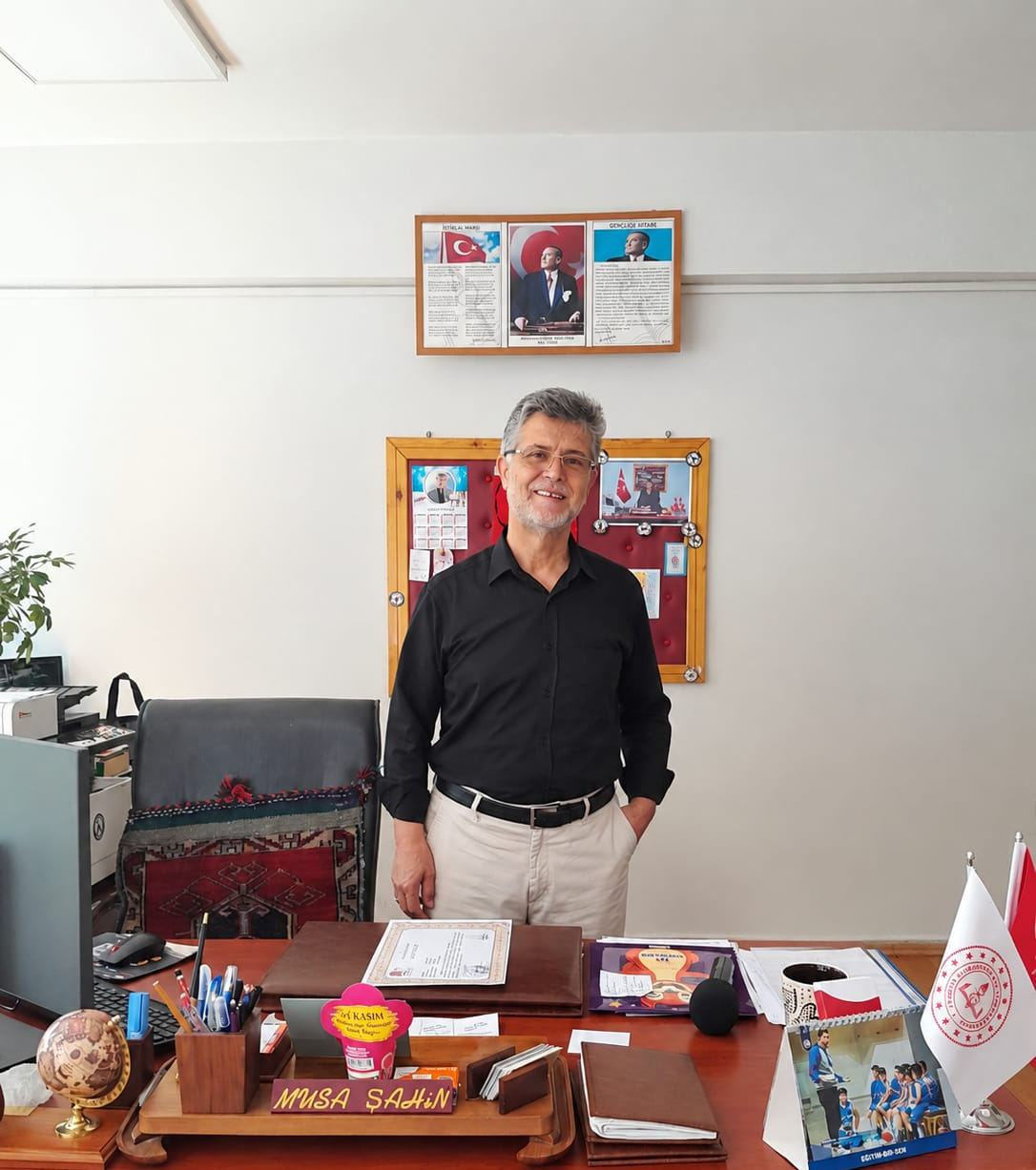 Şahin, Yeni Şiiri "GEL"i Kırlangıç Dağı Eteğinde Seslendirdi